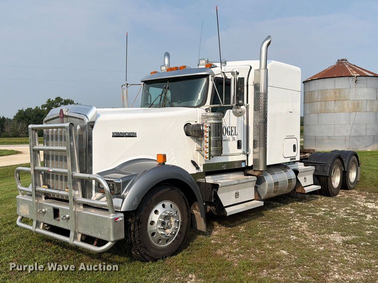 2012 Kenworth W900 semi truck