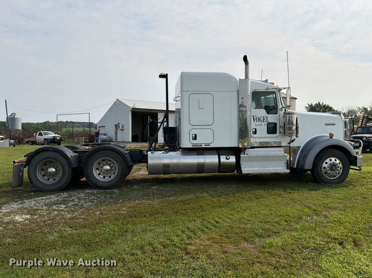 image for item OE9663 2012 Kenworth W900 semi truck