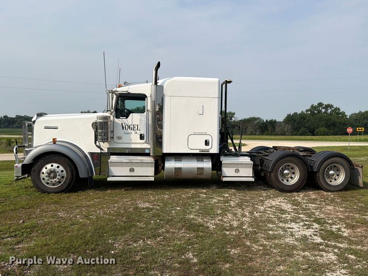 image for item OE9663 2012 Kenworth W900 semi truck