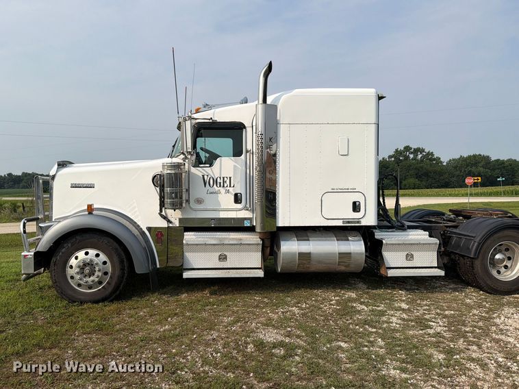 image for item OE9663 2012 Kenworth W900 semi truck