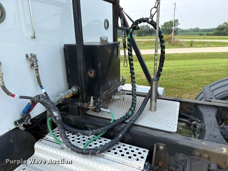 image for item OE9663 2012 Kenworth W900 semi truck