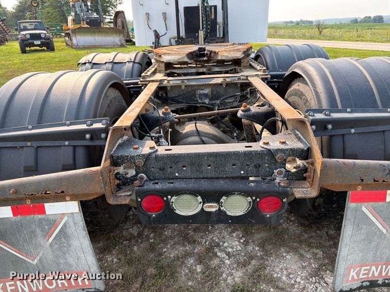 image for item OE9663 2012 Kenworth W900 semi truck
