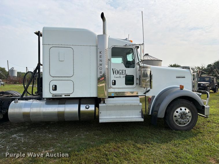 image for item OE9663 2012 Kenworth W900 semi truck