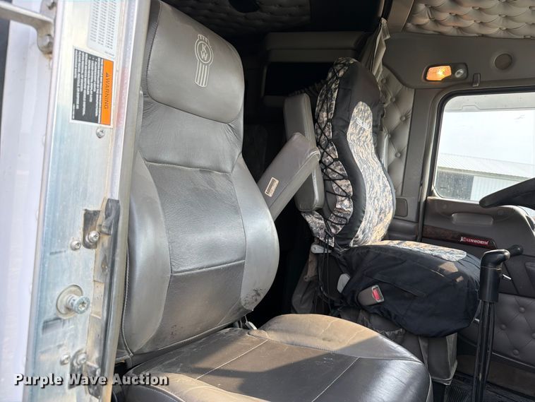 image for item OE9663 2012 Kenworth W900 semi truck