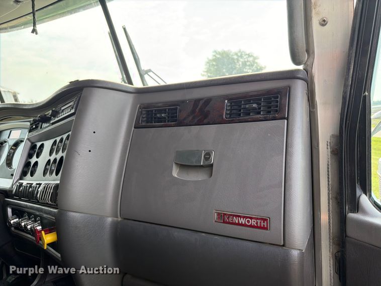 image for item OE9663 2012 Kenworth W900 semi truck
