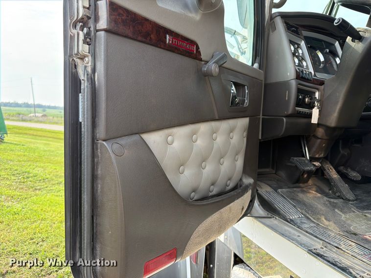 image for item OE9663 2012 Kenworth W900 semi truck