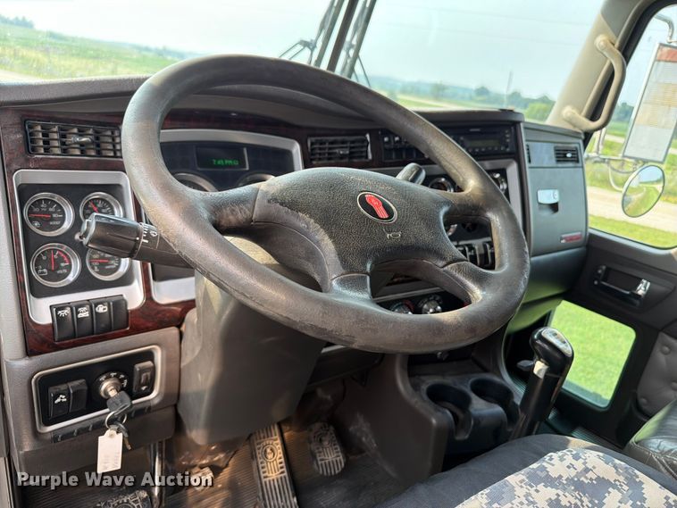 image for item OE9663 2012 Kenworth W900 semi truck