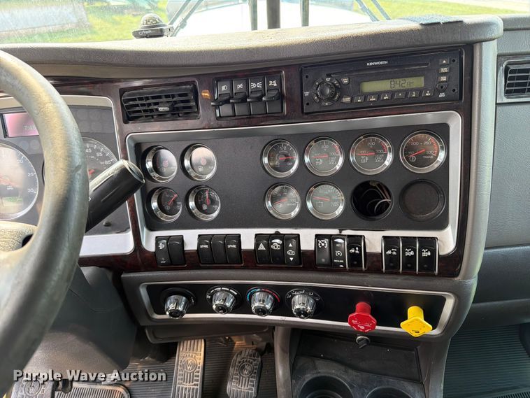 image for item OE9663 2012 Kenworth W900 semi truck