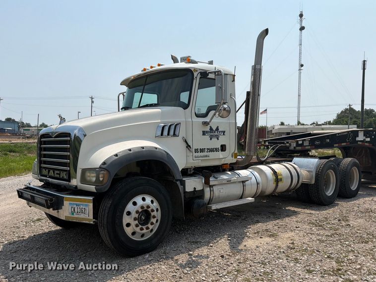 2008 Mack GU semi truck