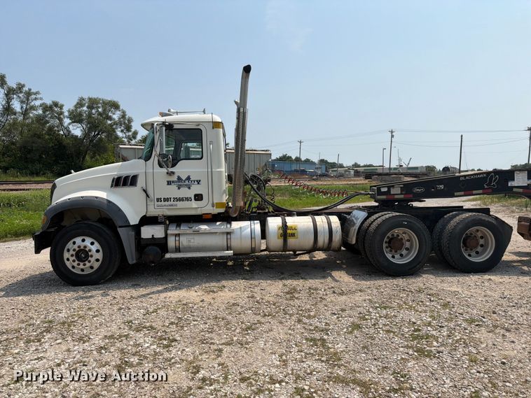 image for item OE9674 2008 Mack GU semi truck