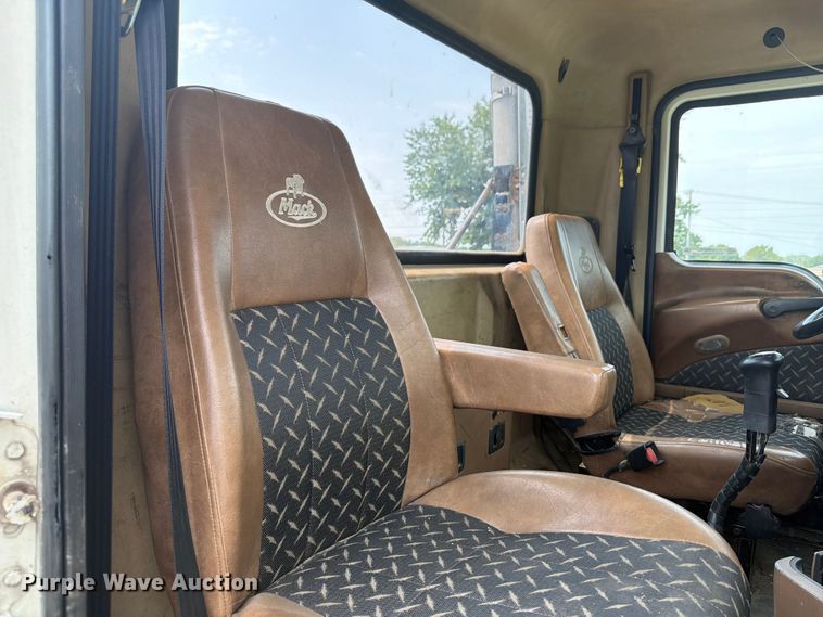 image for item OE9674 2008 Mack GU semi truck