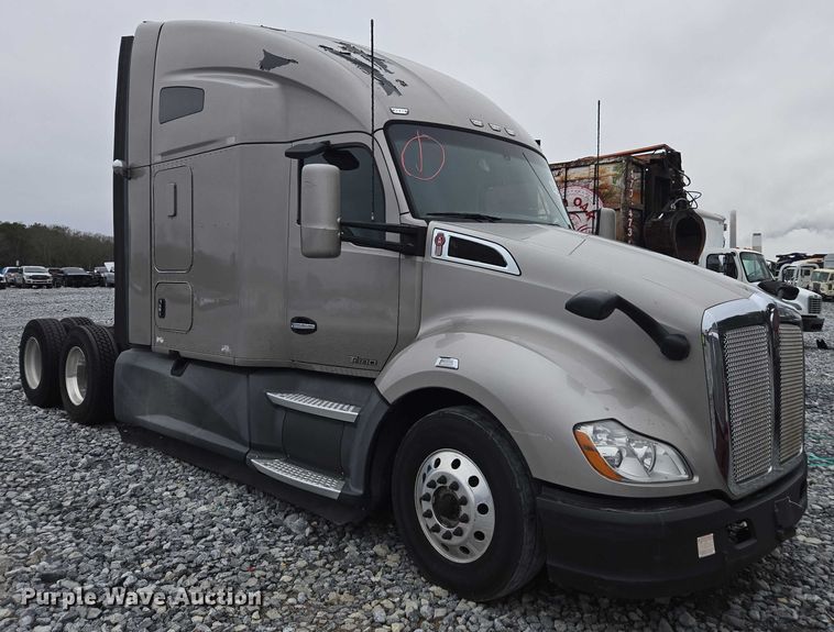 image for item YA1038 2018 Kenworth T680 semi truck