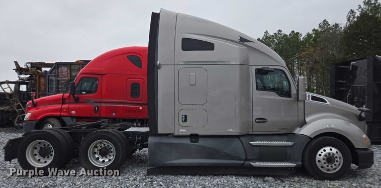image for item YA1038 2018 Kenworth T680 semi truck