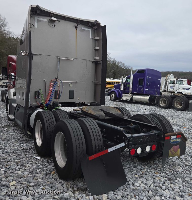 image for item YA1038 2018 Kenworth T680 semi truck