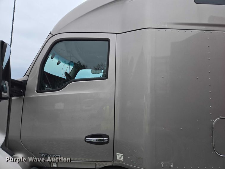 image for item YA1038 2018 Kenworth T680 semi truck