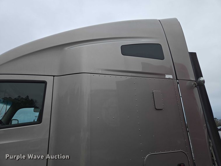 image for item YA1038 2018 Kenworth T680 semi truck
