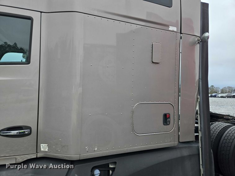 image for item YA1038 2018 Kenworth T680 semi truck