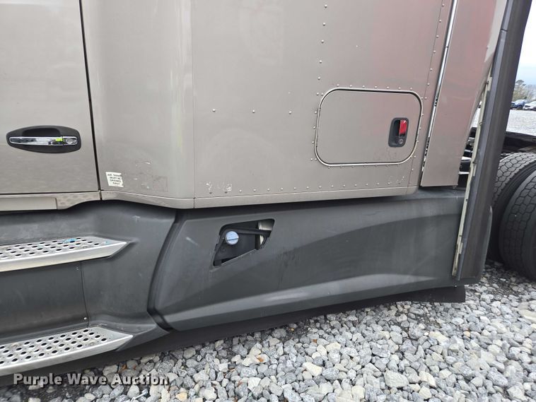 image for item YA1038 2018 Kenworth T680 semi truck