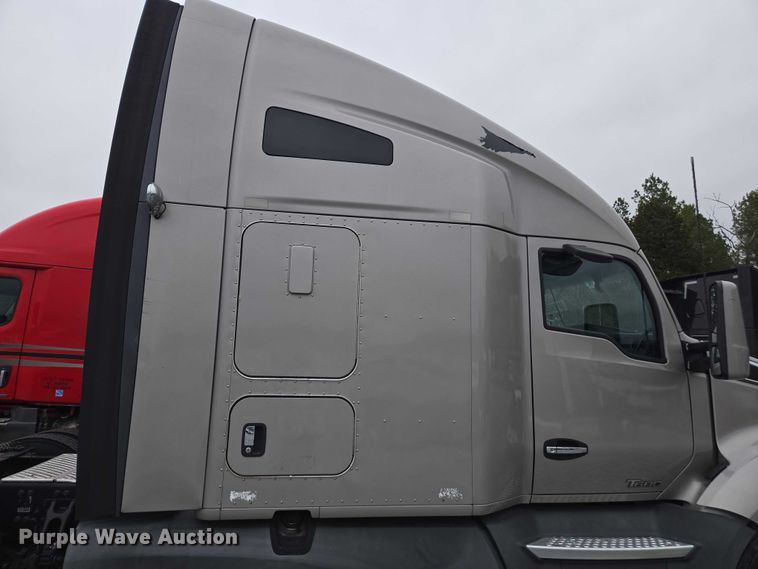 image for item YA1038 2018 Kenworth T680 semi truck