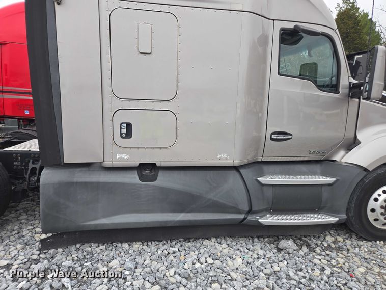 image for item YA1038 2018 Kenworth T680 semi truck