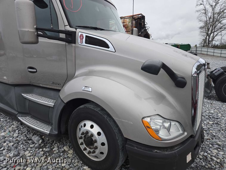 image for item YA1038 2018 Kenworth T680 semi truck