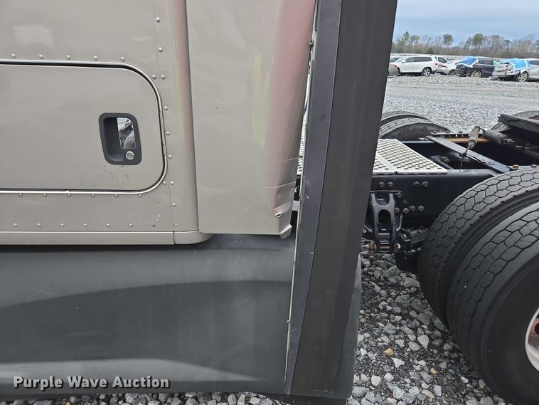 image for item YA1038 2018 Kenworth T680 semi truck