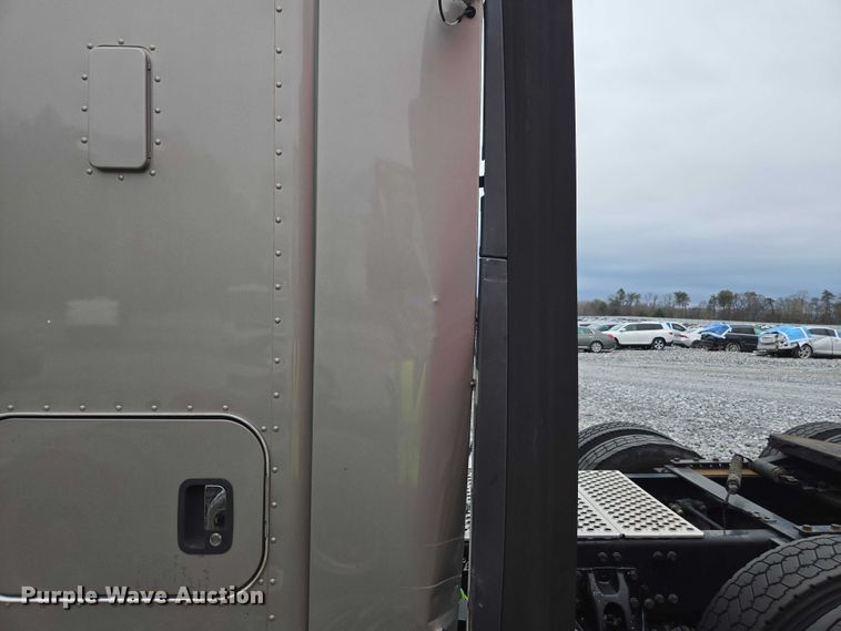image for item YA1038 2018 Kenworth T680 semi truck