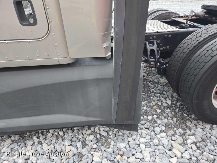 image for item YA1038 2018 Kenworth T680 semi truck