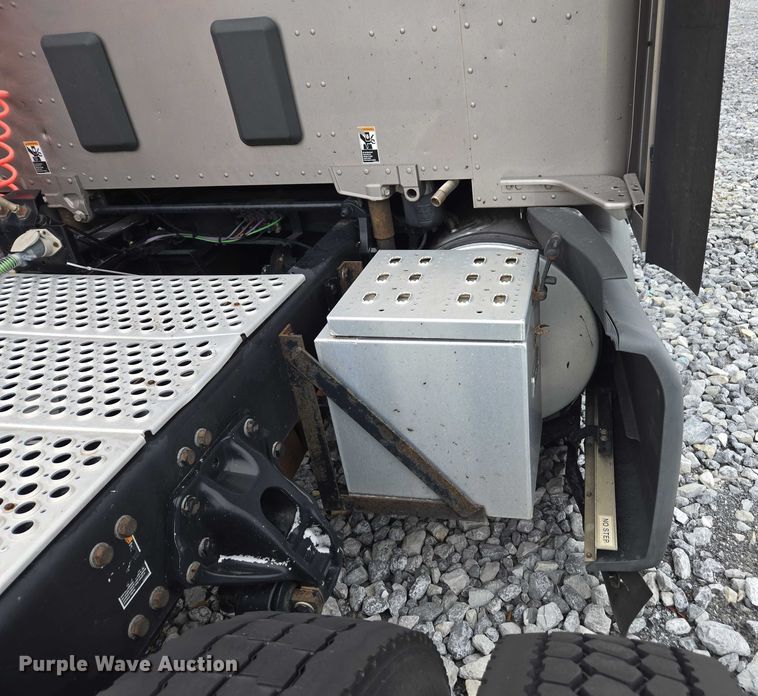 image for item YA1038 2018 Kenworth T680 semi truck
