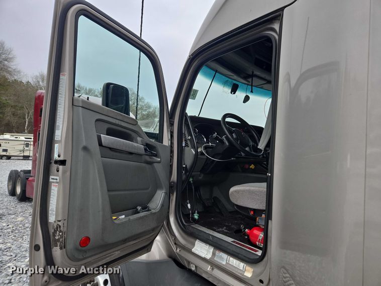image for item YA1038 2018 Kenworth T680 semi truck