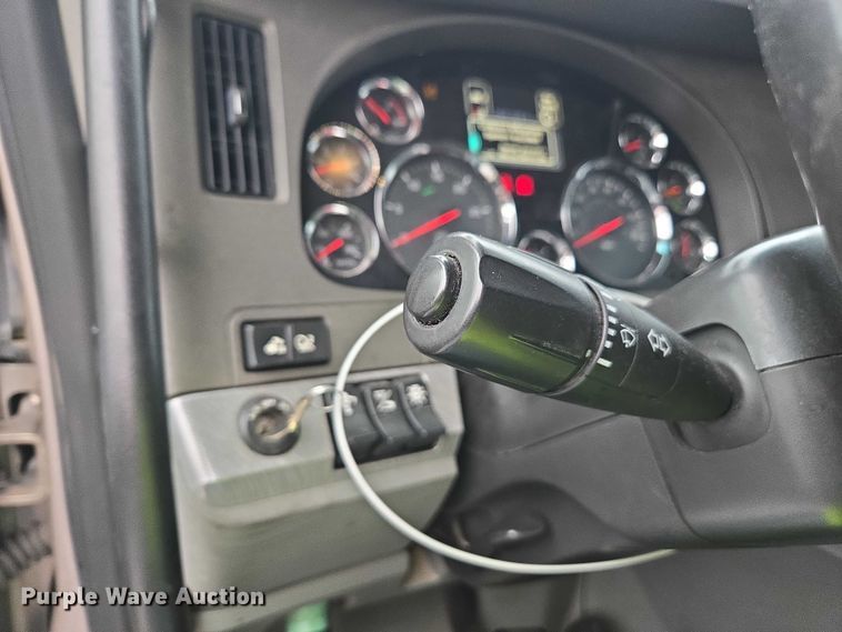 image for item YA1038 2018 Kenworth T680 semi truck