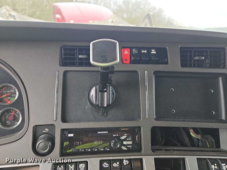 image for item YA1038 2018 Kenworth T680 semi truck