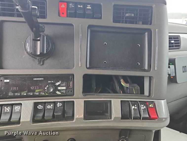 image for item YA1038 2018 Kenworth T680 semi truck