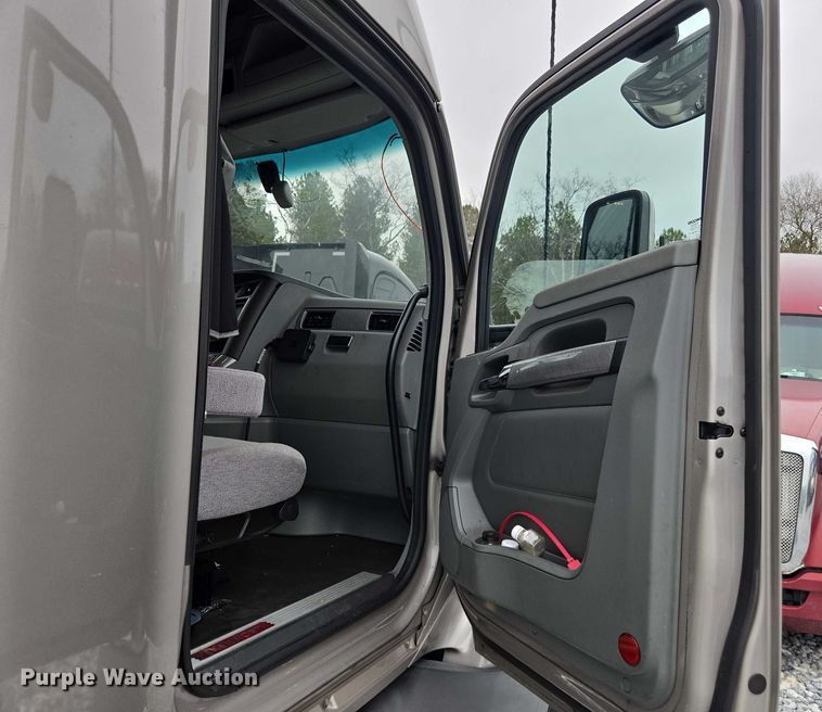image for item YA1038 2018 Kenworth T680 semi truck