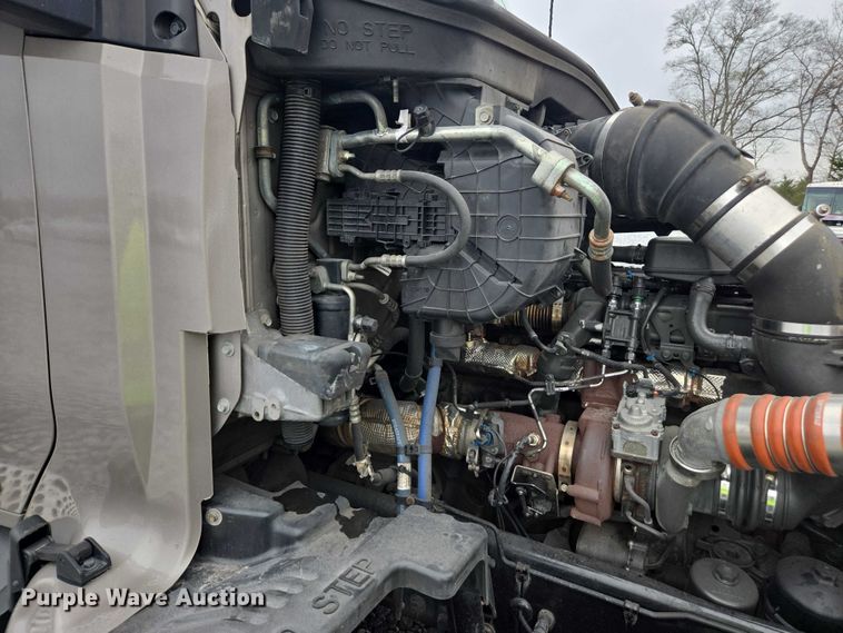 image for item YA1038 2018 Kenworth T680 semi truck