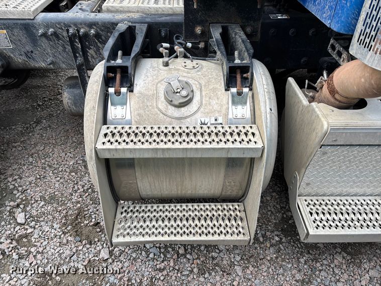 image for item YA1088 2019 Peterbilt 567 semi truck