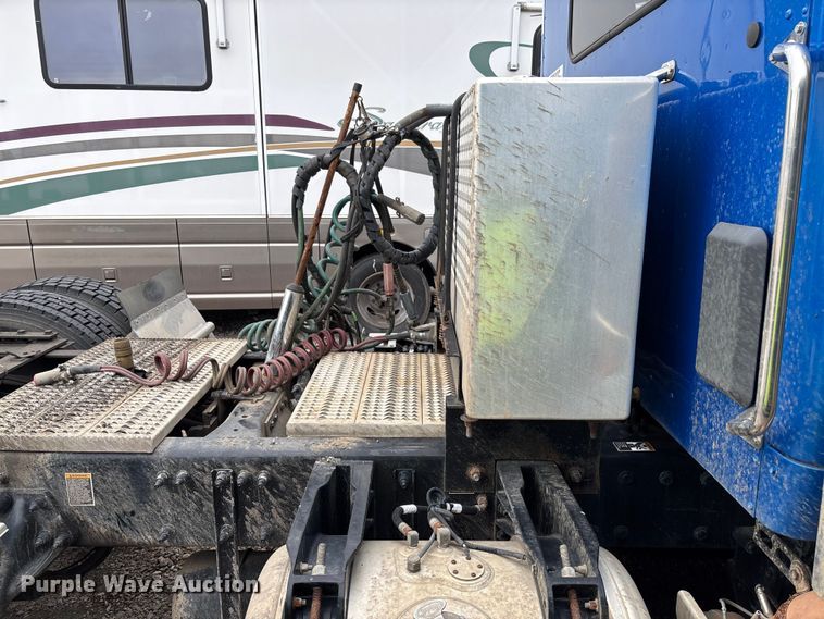 image for item YA1088 2019 Peterbilt 567 semi truck