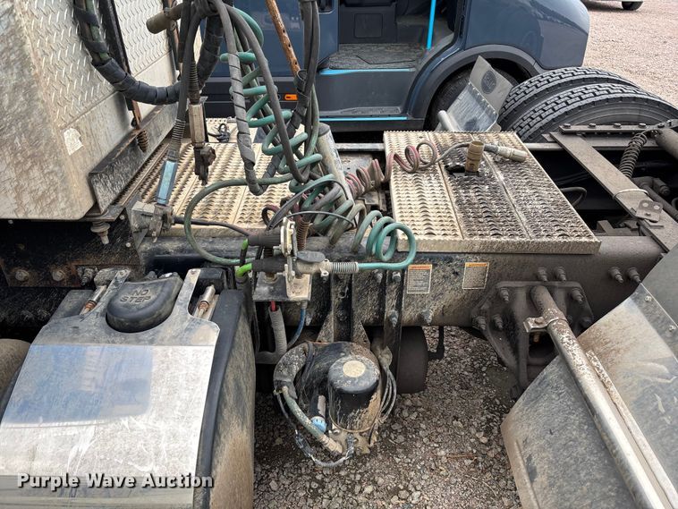 image for item YA1088 2019 Peterbilt 567 semi truck