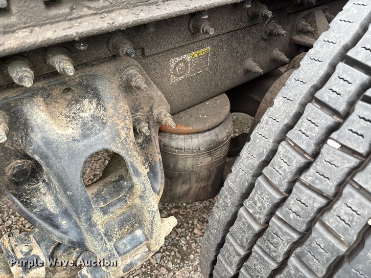 image for item YA1088 2019 Peterbilt 567 semi truck
