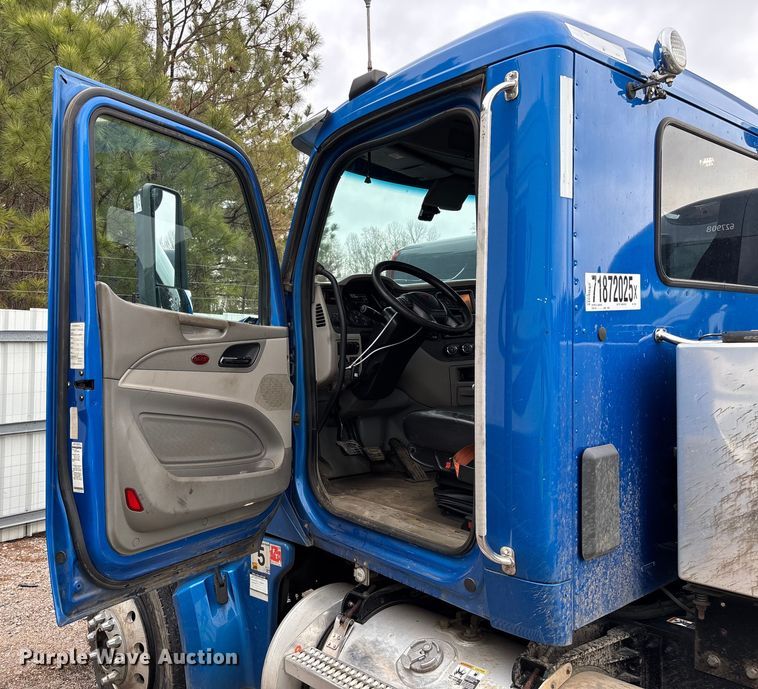 image for item YA1088 2019 Peterbilt 567 semi truck