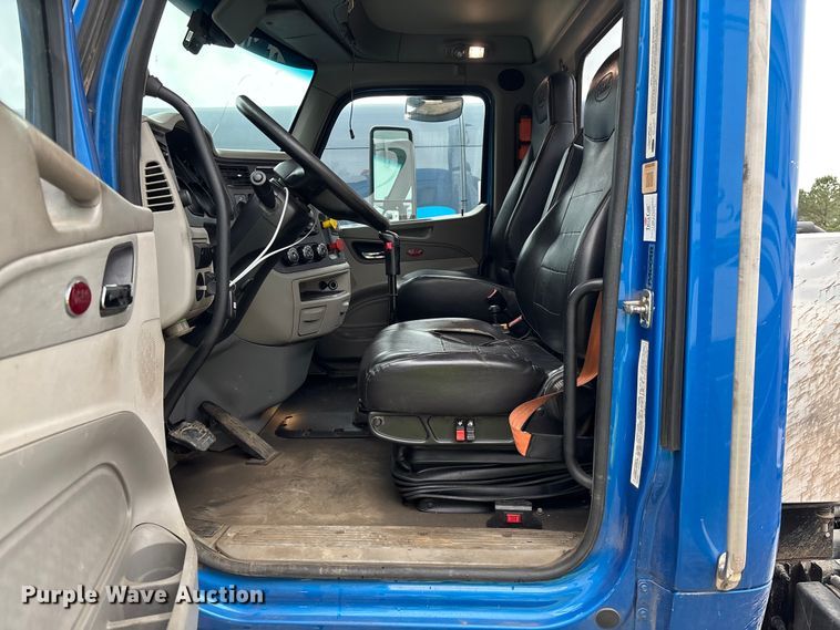 image for item YA1088 2019 Peterbilt 567 semi truck