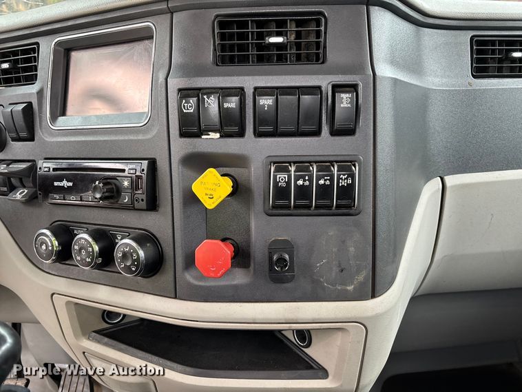 image for item YA1088 2019 Peterbilt 567 semi truck