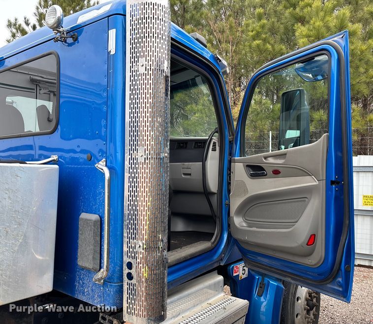 image for item YA1088 2019 Peterbilt 567 semi truck