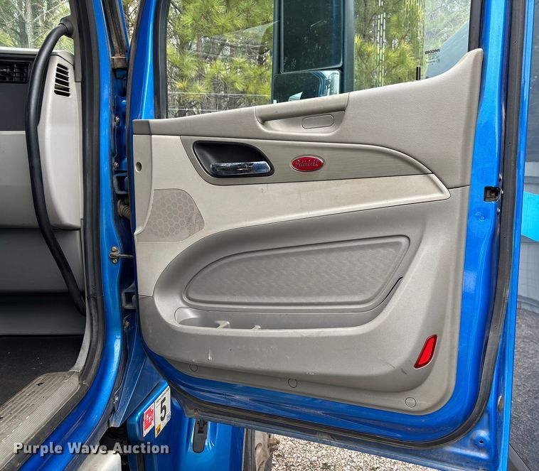 image for item YA1088 2019 Peterbilt 567 semi truck