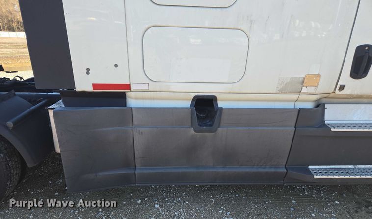 image for item YA1298 2019 Freightliner Cascadia  semi truck
