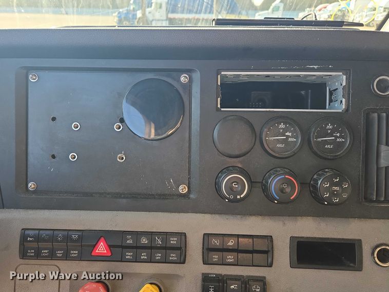 image for item YA1298 2019 Freightliner Cascadia  semi truck