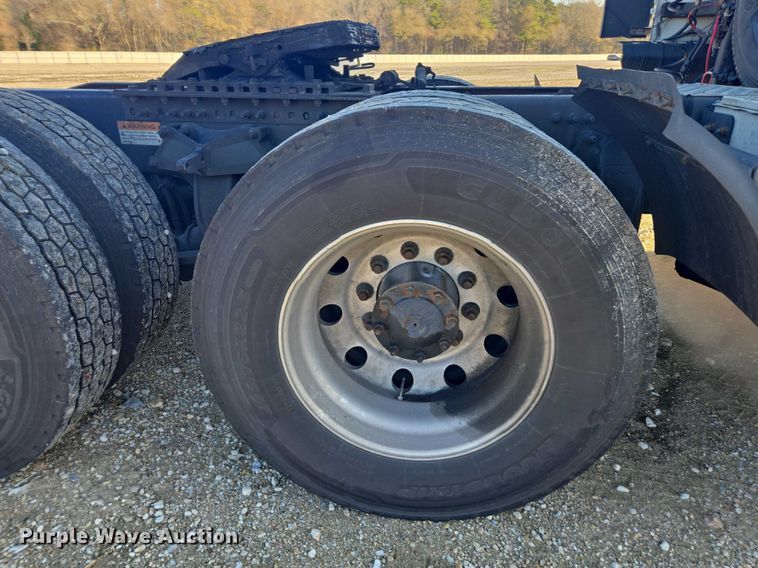 image for item YA1298 2019 Freightliner Cascadia  semi truck