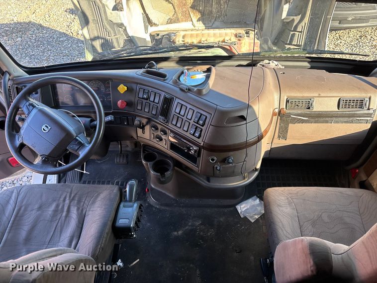 image for item YA1532 2018 Volvo VNL semi truck