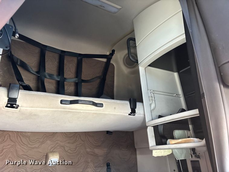 image for item YA1532 2018 Volvo VNL semi truck