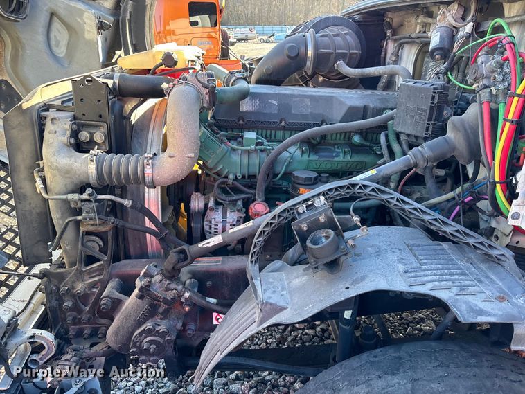 image for item YA1532 2018 Volvo VNL semi truck